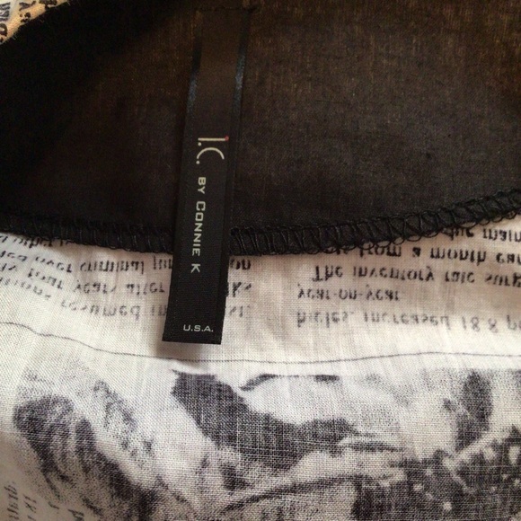 🗞 I.C. By Connie K Newspaper Print Black & White Tunic Top Size: Medium - Picture 6 of 7